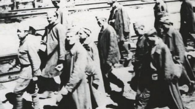 Ruští zajatci na kolejích českolipského nádraží. 