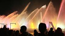 Stovka vodních proudů, vodotrysky, lasery, barevná světla a hudba. Třicet sborů dobrovolných hasičů se v N. Boru vytáhlo s největší vodní fontánou v celé Evropě.