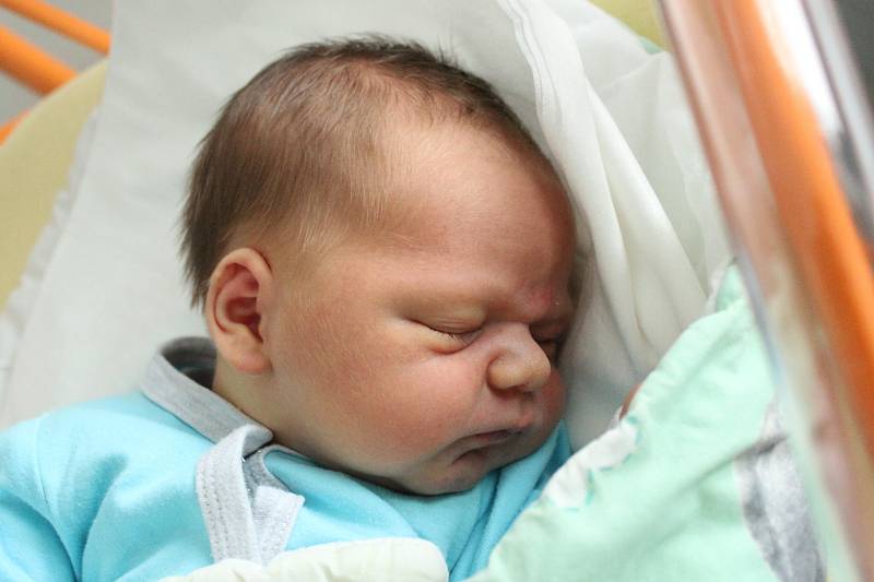 Rodičům Lucii Karbanové a Martinu Honsovi z Mimoně se ve středu 30. listopadu ve 13:57 hodin narodil syn Ondřej Hons. Měřil 52 cm a vážil 4,30 kg.
