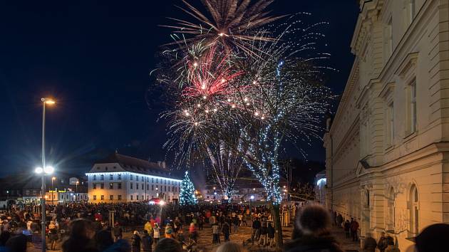 U příležitosti letošního Novoročního ohňostroje v Novém Boru město symbolicky předalo lidem opravené náměstí.