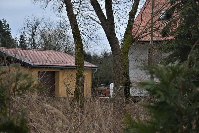 Dům v Zákupech na Českolipsku, kde Ivan Roubal zavraždil taxikáře. Septik, kam hodil jeho tělo, byl v zahradě v čele dnešního zahradního domku.