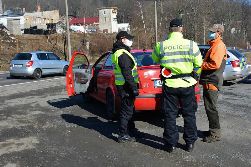 Policejní hlídka u uzavřeného motorestu na Práchni. Úterý 2. března