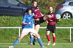 Chrastava - Česká Lípa 2:1. Vodrážka odvrací míč před domácím Koubou (v modrém).