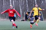 Jiskra Mimoň - Stráž pod Ralskem 2:0. Poláček sleduje zakončení domácího Hřebena (vlevo).