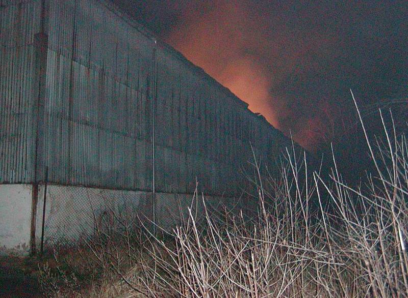 Hra dětí a mladistvých s otevřeným ohněm způsobila požár velkokapacitního seníku s uskladněným senem v Janovicích u Kravař.  