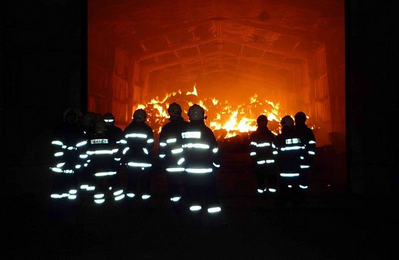 Hra dětí a mladistvých s otevřeným ohněm způsobila požár velkokapacitního seníku s uskladněným senem v Janovicích u Kravař.  