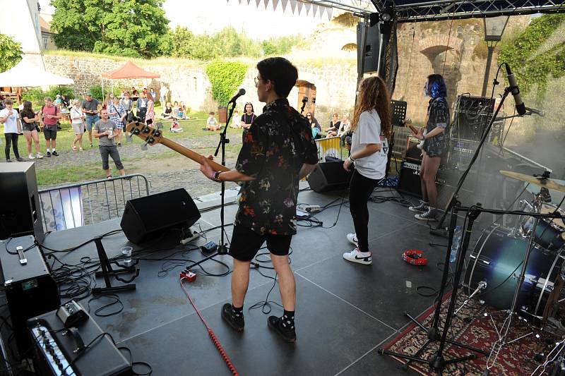 Přehlídka studentských kapel Škola rocku na vodním hradě Lipý v České Lípě