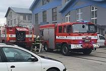 Pět jednotek hasičů zasahuje ve firmě Valdhans.