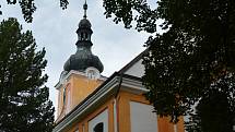Na jihovýchodní stranu střechy barokního kostela sv. Anny ve Skalici u České Lípy spadla během sobotní bouřky koruna vzrostlého stříbrného smrku. Kmen zůstává opřen o kostel.