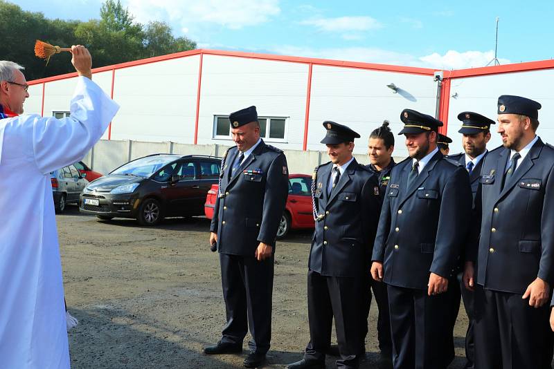 Dobrovolná jednotka hasičů ze Stráže pod Ralskem převzala nové vozidlo