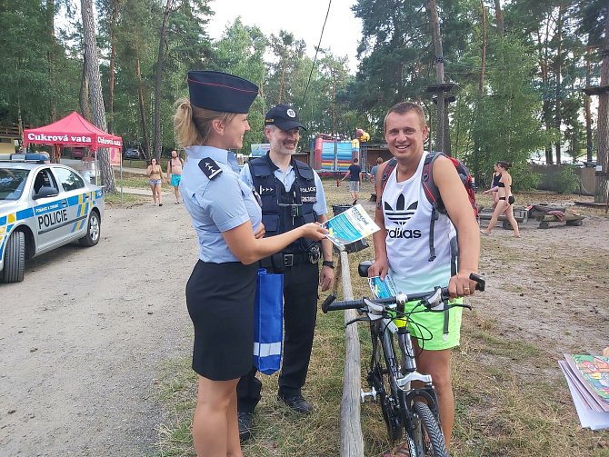 Policisté dohlížejí na bezpečnost návštěvníků Máchova jezera.