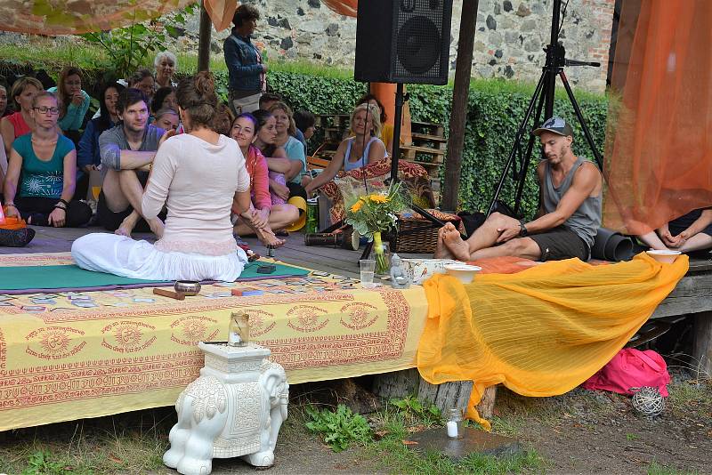 Vyznavači a příznivci oblíbeného cvičení, technik dýchání i meditace měli svůj den v areálu Vodního hradu Lipý v České Lípě.