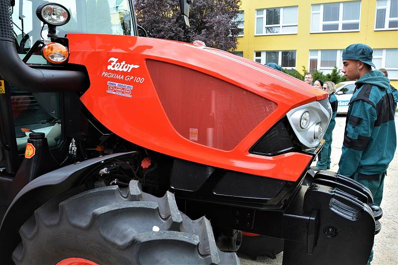 Zetor Proxima GP 100 červené barvy získala Střední odborná škola a učiliště v České Lípě.