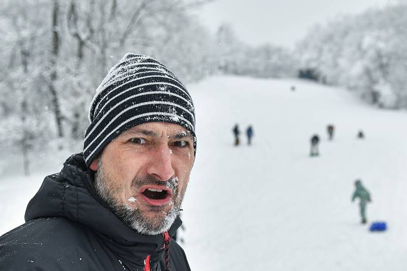 Sníh si na Českolipsku lidé užívali na lyžích i na bobech.