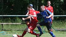 Dubice hrála s Jestřebím 1:1, ale na penalty podlehla 4:5. Kněžour se snaží zastavit akci Vodrážky.