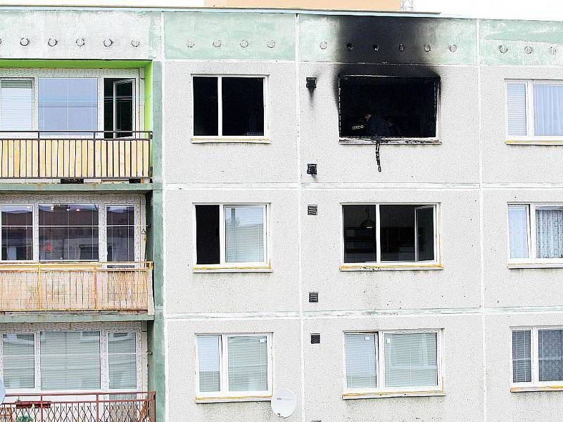 Dva lidské životy si vyžádal noční požár na sídlišti Špičák v České Lípě. 