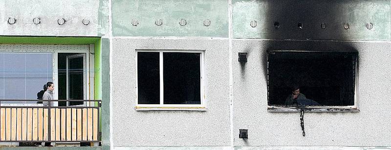 Dva lidské životy si vyžádal noční požár na sídlišti Špičák v České Lípě. 