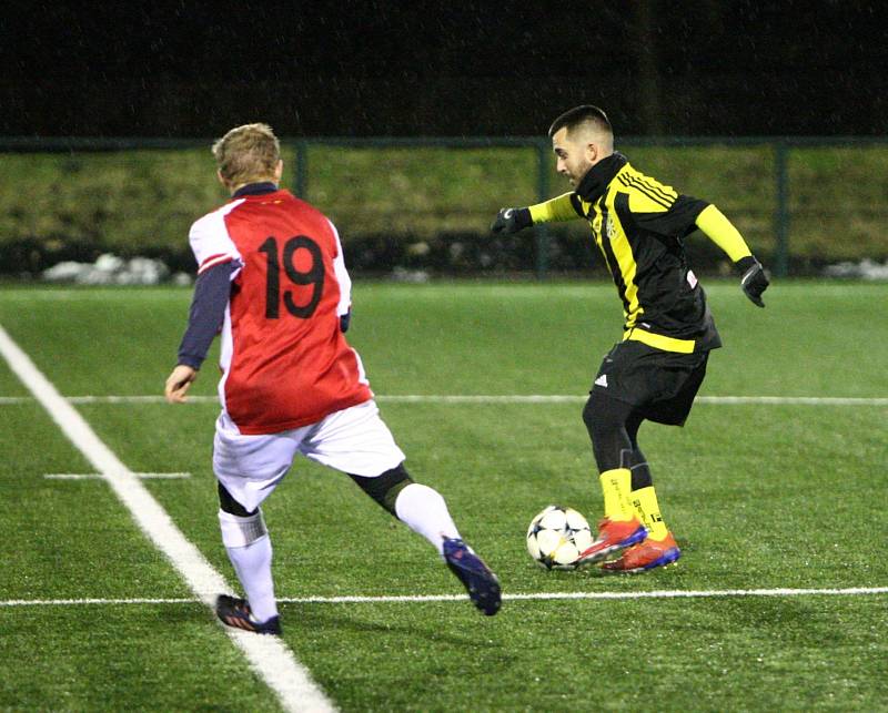 Fotbalisté Šluknova (červené dresy) prohráli se Stráží pod Ralskem 1:2.