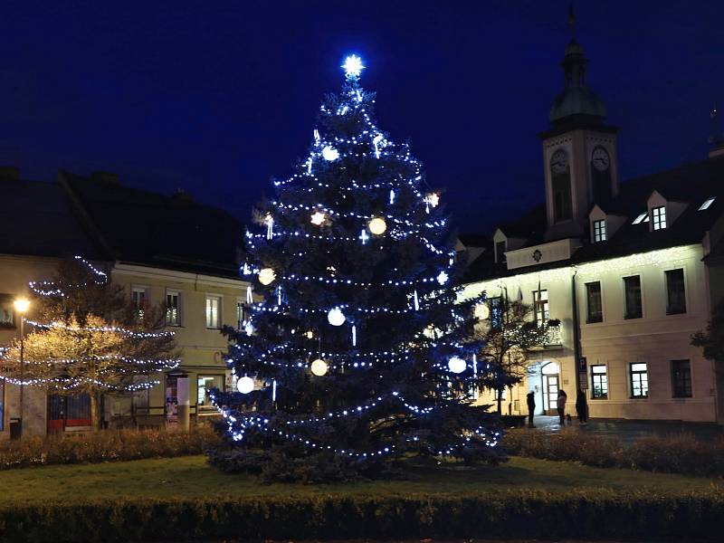 Vánoční strom na náměstí Republiky v Doksech