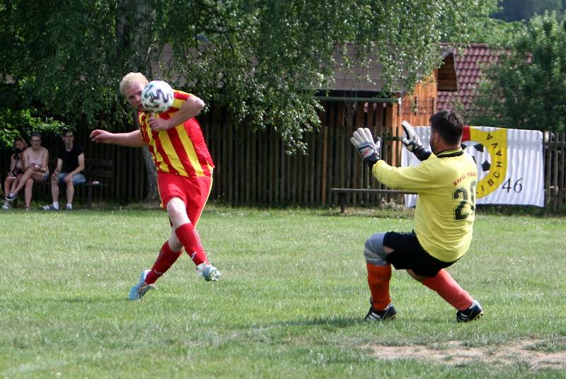 Horní Libchava (pruhované dresy) porazila Tuhaň jasně 8:0.