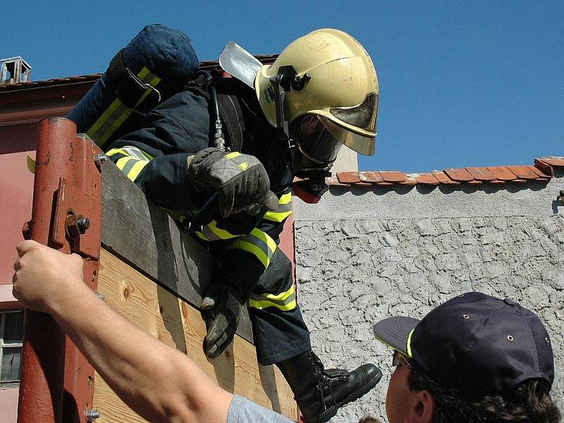 Profesionální hasiči z celého Libereckého kraje zdolávali trať s řadou překážek, to vše v plné výstroji a s dýchacím přístrojem. Vyhrává každý, kdo dokáže projít až do cíle. Ten byl letos na vrcholu vyhlídkové věže v Jablonném, která je vysoká 34 metrů. 