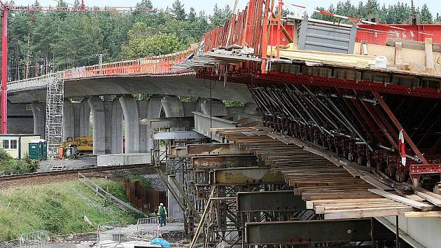 DŮLEŽITÝ OBCHVAT silnice u České Lípy v Sosnové zůstane nedokončený, ačkoli k dokončení mostu chybí doslova několik metrů.