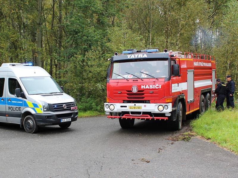 Místo tragédie je uzavřené. Policisté a hasiči čekají na příjezd pracovníků Ústavu pro šetření leteckých nehod. 