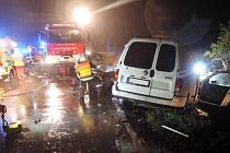 ŘÍJEN 2015. Srážka dvou automobilu u Stružnice skončila tragicky. Řidička jednoho z vozů na místě podlehla svým zraněním.