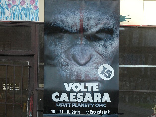 Opičák Caesar, hrdina filmu Úsvit planety opic, ohlásil svoji kandidaturu v České Lípě. Aspoň to tak vypadá z plakátu, který se objevil v centru České Lípy. 