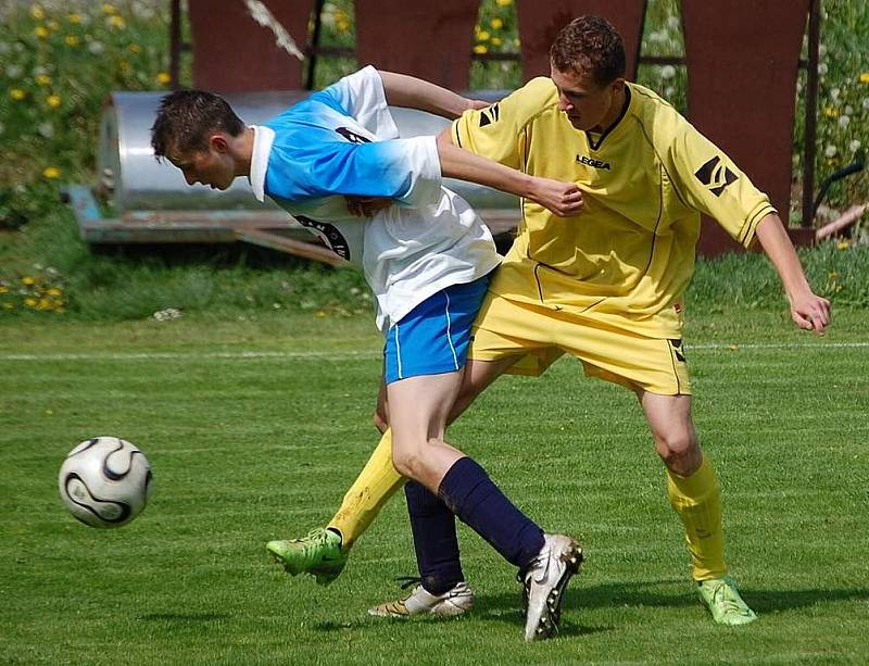 Domácí dorostenci Košťálova prohráli s Českou Lípou 0:3. Na snímku bojují domácí Jakub Sádek (vlevo) a českolipský Tomáš Třešňák.