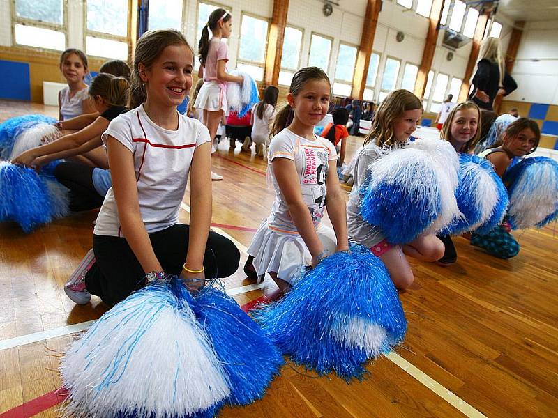 Návštěvníci mohli vidět trénink roztleskávaček i florbalový tým školy, stejně tak práci učitelek ve třídách a sami se mohli zapojit do různých her a činností nebo si zahrát fotbálek.