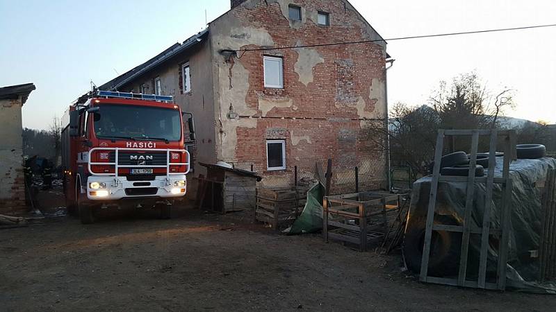 Sedm jednotek hasičů zasahovalo u požáru bývalé zemědělské usedlosti v části obce Mimoň.