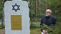 Symbolický hrob židovských obyvatel Nového Boru, kteří se během II. světové války stali oběťmi holocaustu, odhalili na novoborském Lesním hřbitově.