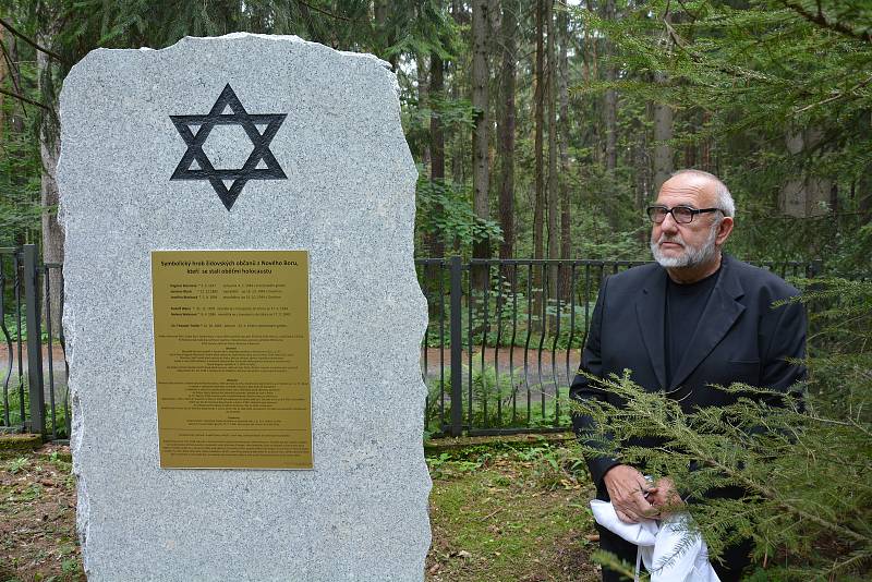 Symbolický hrob židovských obyvatel Nového Boru, kteří se během II. světové války stali oběťmi holocaustu, odhalili na novoborském Lesním hřbitově.