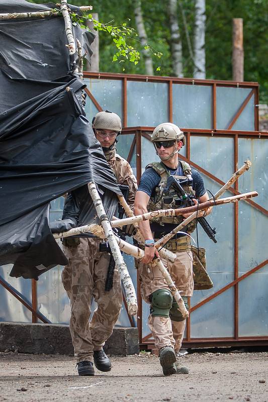 Osmdesátihodinová airsoftová simulace, Protector 2016 pokračovala 21. července v části bývalého vojenského prostoru Ralsko na Českolipsku. Do akce typu LARP (z anglického Live Action Role Play) je zapojeno je přes 1000 airsoftových bojovníků z několika ze