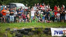 Destruction derby na autodromu. Den první.