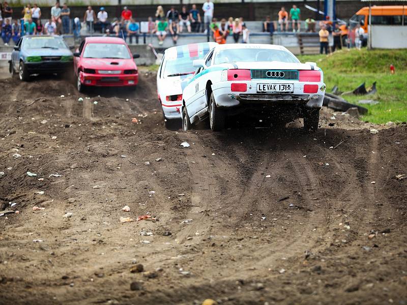 Destruction derby na autodromu. Den první.