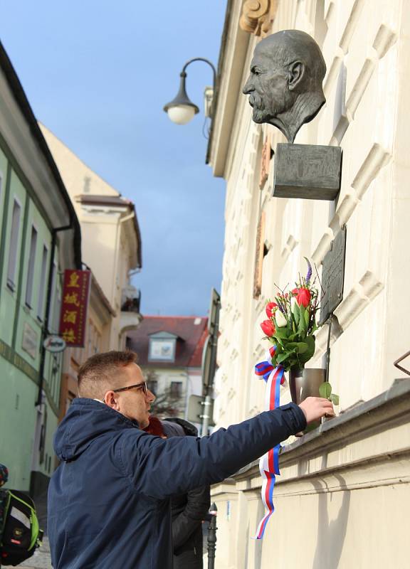 U příležitosti 170. výročí narození T. G. Masaryka se v České Lípě konalo tradiční setkání u jeho busty na náměstí.