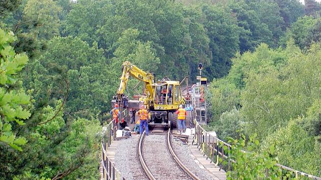 Od konce května je na železniční trati 087 v úseku mezi Českou Lípou a Blíževedly výluka, která potrvá až do poloviny srpna. Důvodem je výměna železničního mostu v Zahrádkách. 