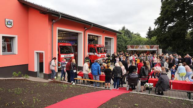 Slavnostní předání nové hasičské zbrojnice v Kravařích.