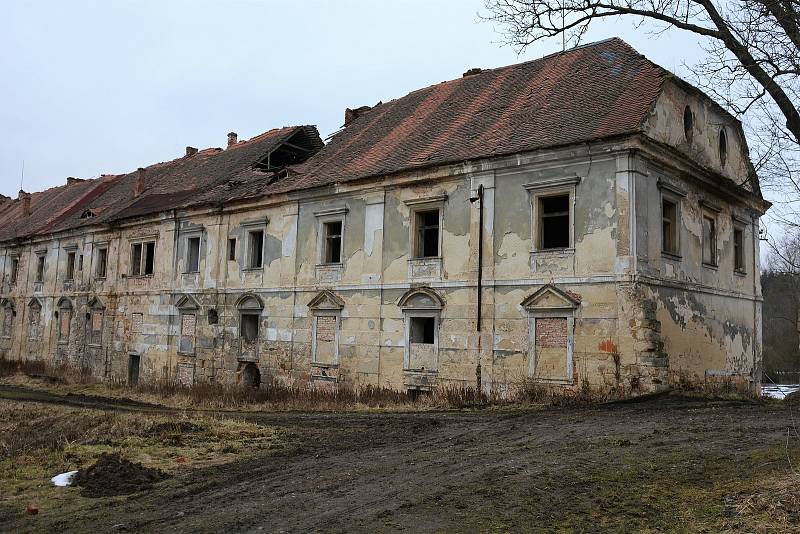 Díky vstřícnosti kastelána Vladimíra Tregla můžeme ukázat jak aktuálně vypadá nepřístupný komplex unikátního dvora ze 17. století, který byl součástí zámku v Zákupech a od konce monarchie neuvěřitelně zchátral. Právě nyní začíná jeho oprava, u jižního kří