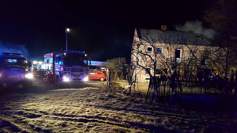 Sedm jednotek hasičů zasahovalo u požáru bývalé zemědělské usedlosti v části obce Mimoň.