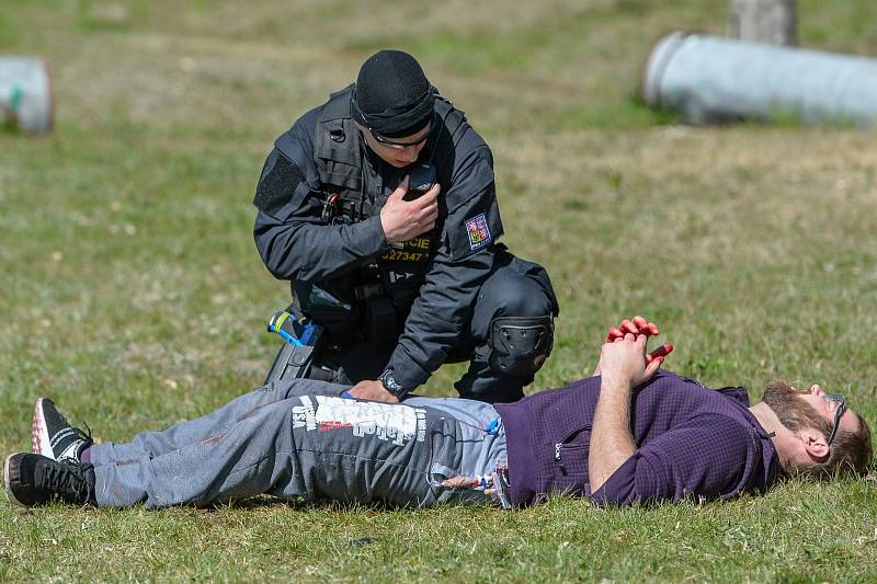 Cvičení policistů zařazených do takzvaných prvosledových hlídek proběhlo ve výcvikovém areálu v Janově na Novoborsku.