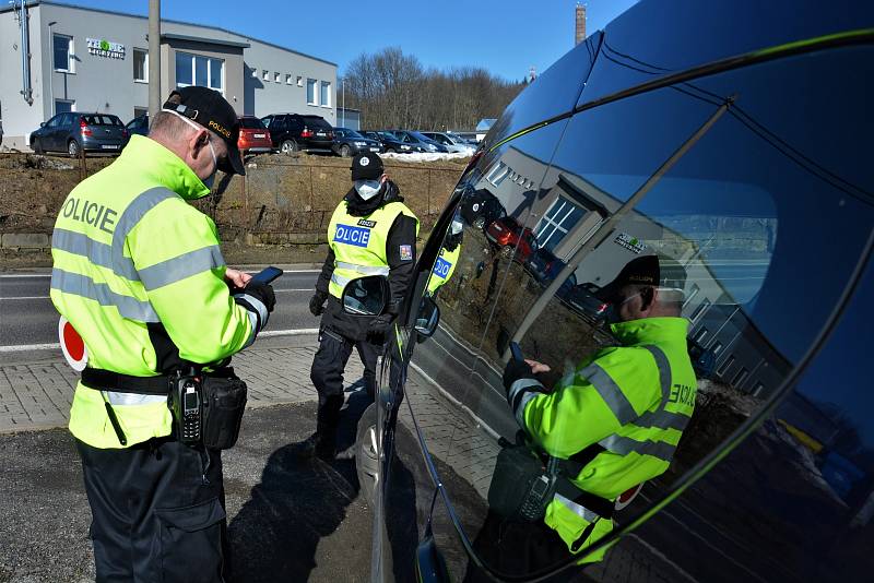 Policejní hlídka u uzavřeného motorestu na Práchni. Úterý 2. března