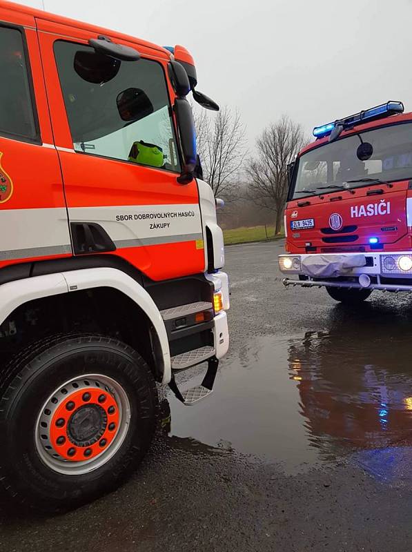 Pravděpodobně kvůli výkyvům zimního počasí, zatékání a celkové katastrofální zchátralosti bývalého hospodářského dvora státního zámku v Zákupech se ve čtvrtek ráno zřítila jedna část budovy na severní straně.