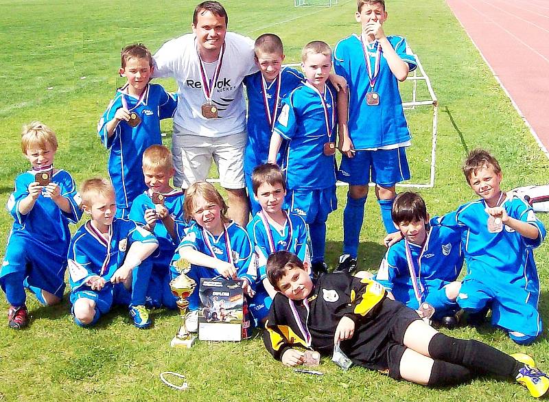 Hráči ZŠ Slovanka v turnaji v Zákupech nenašli svého přemožitele a s bilancí  3 výher a 2 remíz, při skóre 9:3 jim nakonec odměnou byly nádherné bronzové medaile. 