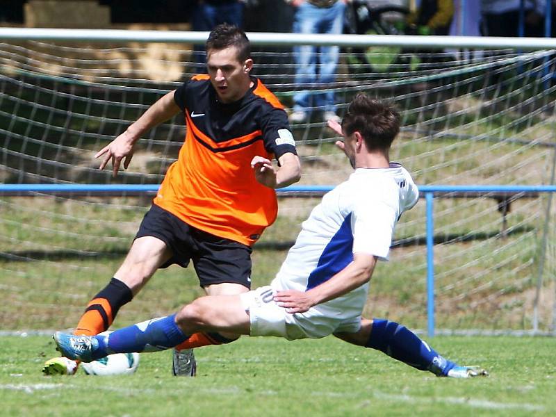 Skalice - Hrádek 3:1. Hostující Mizera (v bílém) se snaží zastavit průnik Kýčka.