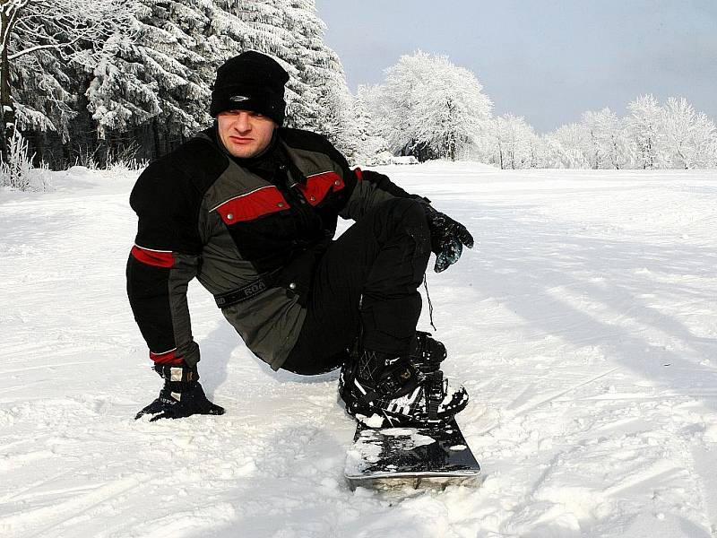 Na svahu ski areálu v Horní Světlé v Lužických horách se pohodlně lyžuje a rekreuje. 