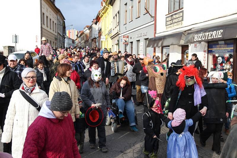 V ulicích České Lípy se na nedělním masopustu bavily desítky lidí.