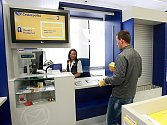 Od úterý slouží klientům České pošty zmodernizovaná hala s více přepážkami a novým odbavovacím systémem.